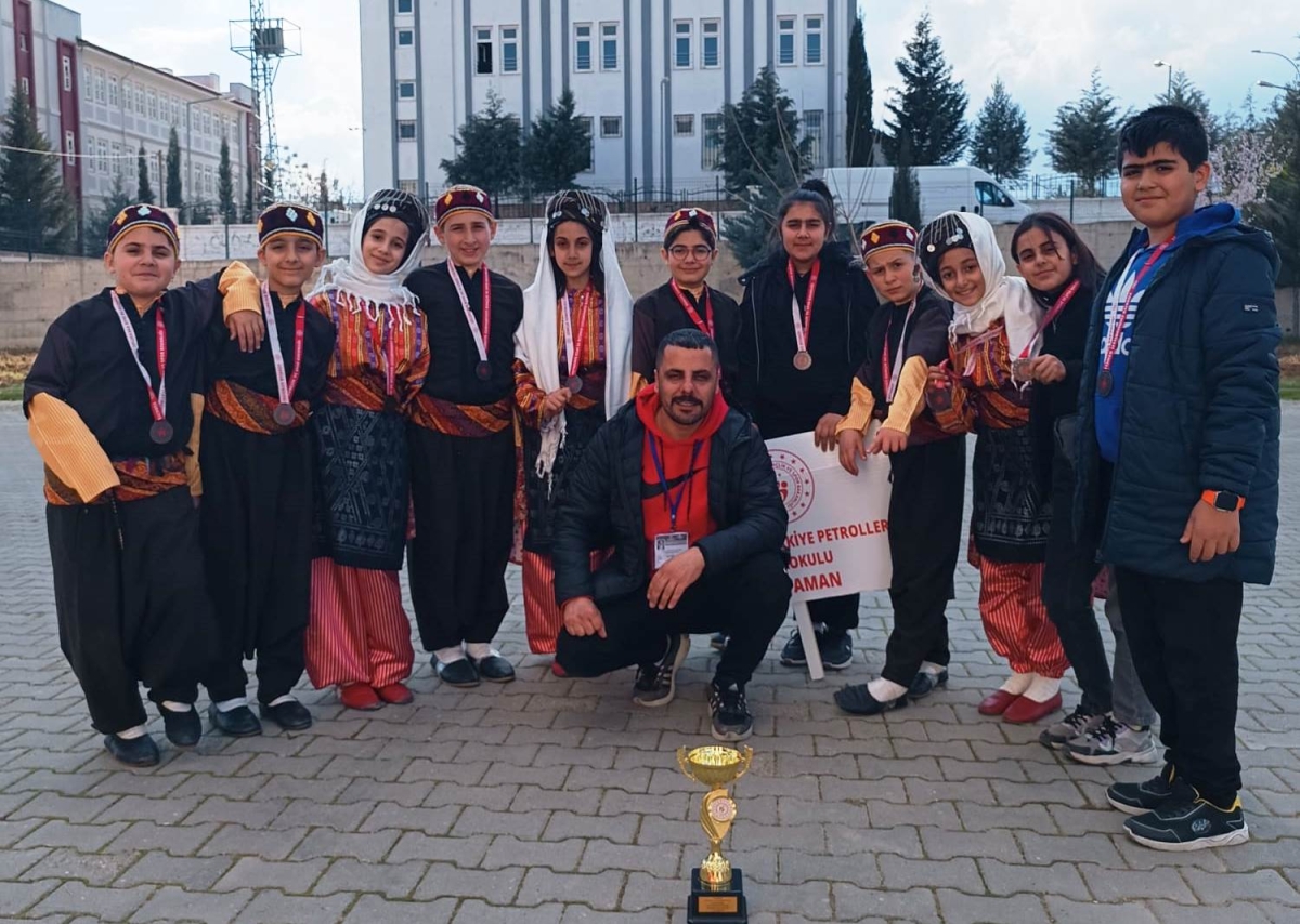 Halk oyunları yarışmaları görsel şölene dönüştü