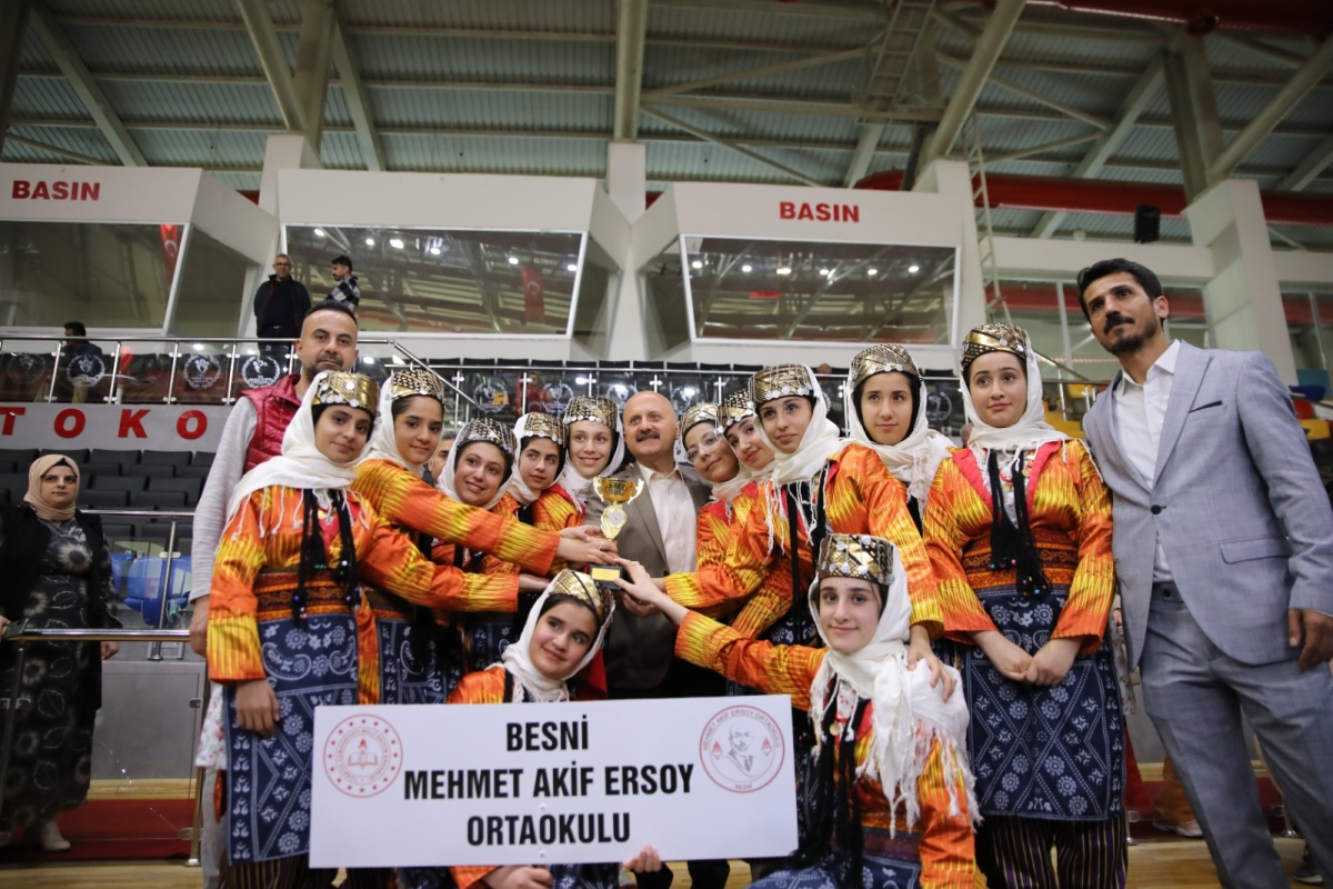 Halk oyunları yarışmaları görsel şölene dönüştü