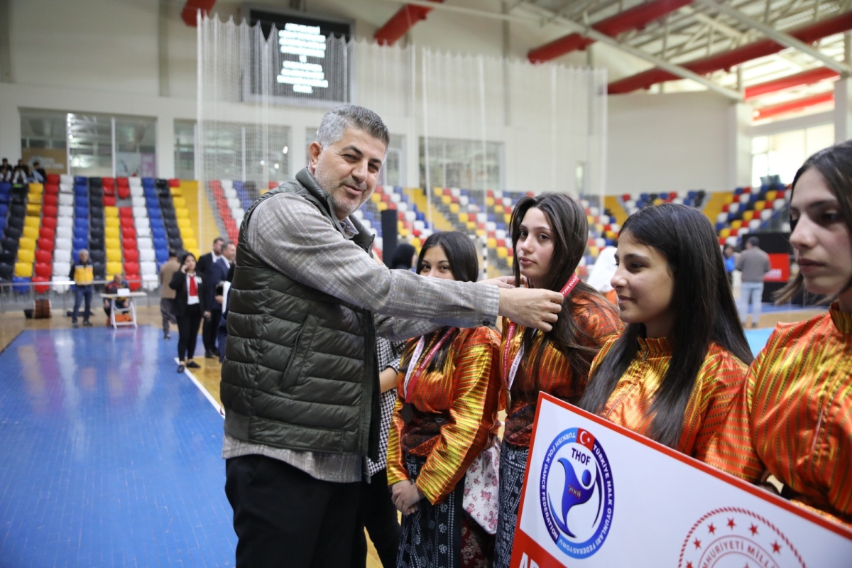 Halk oyunları yarışmaları görsel şölene dönüştü