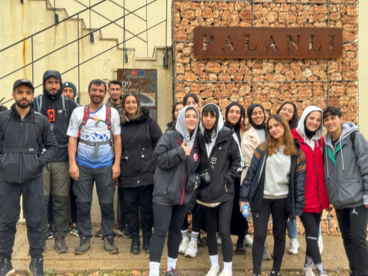 Doğa yürüyüşünde gençler tarihi tanıyor