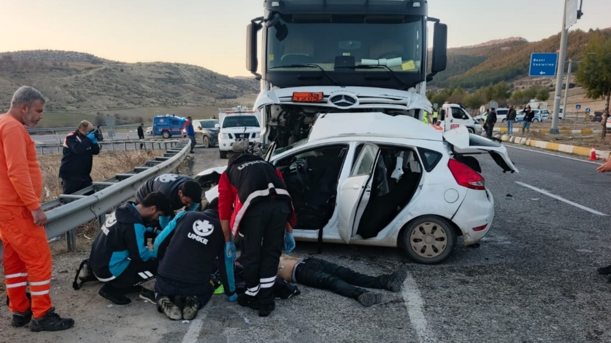 Adıyaman Besni’de yakıt tankeri ile otomobil çarpıştı: 3 ölü, 4 yaralı