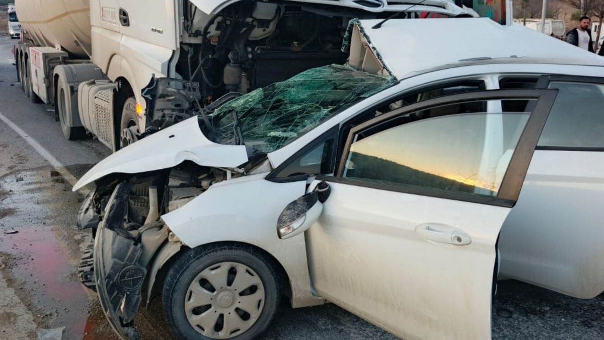 Adıyaman Besni’de yakıt tankeri ile otomobil çarpıştı: 3 ölü, 4 yaralı