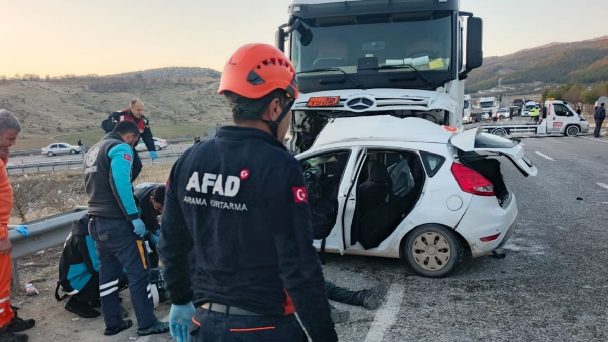 Adıyaman Besni’de yakıt tankeri ile otomobil çarpıştı: 3 ölü, 4 yaralı