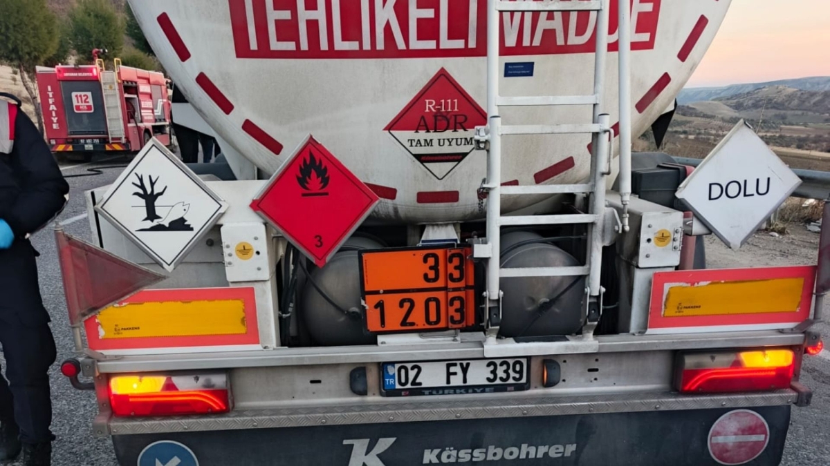 Adıyaman Besni’de yakıt tankeri ile otomobil çarpıştı: 3 ölü, 4 yaralı