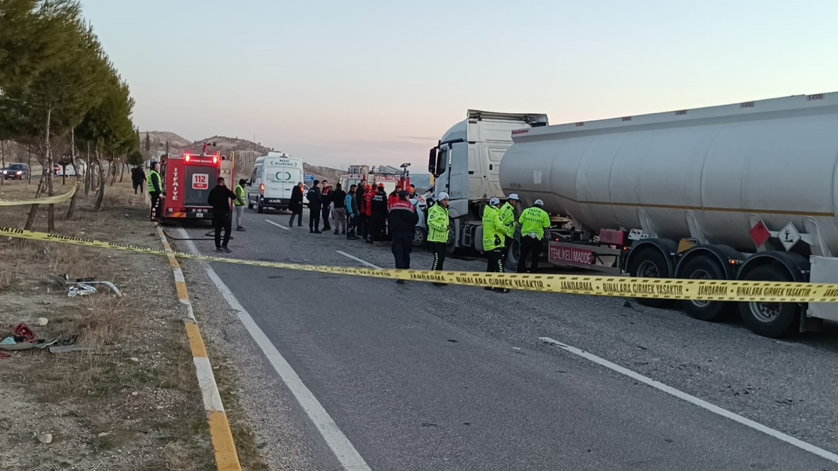 Adıyaman Besni’de yakıt tankeri ile otomobil çarpıştı: 3 ölü, 4 yaralı