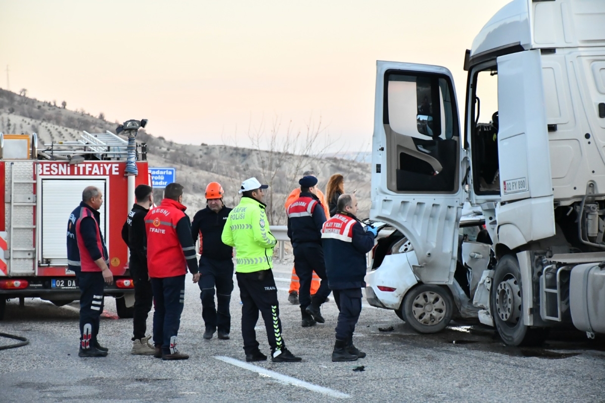 Adıyaman Besni’de yakıt tankeri ile otomobil çarpıştı: 3 ölü, 4 yaralı