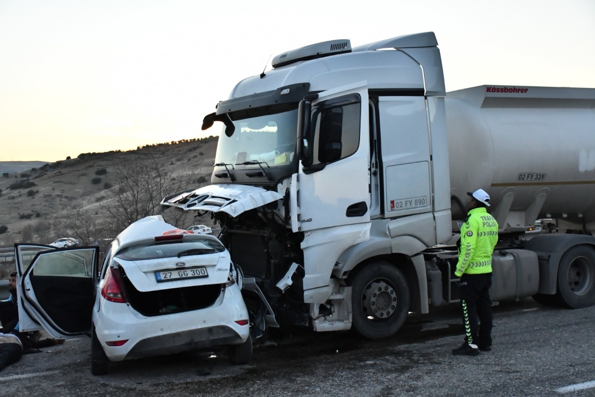 Adıyaman Besni’de yakıt tankeri ile otomobil çarpıştı: 3 ölü, 4 yaralı