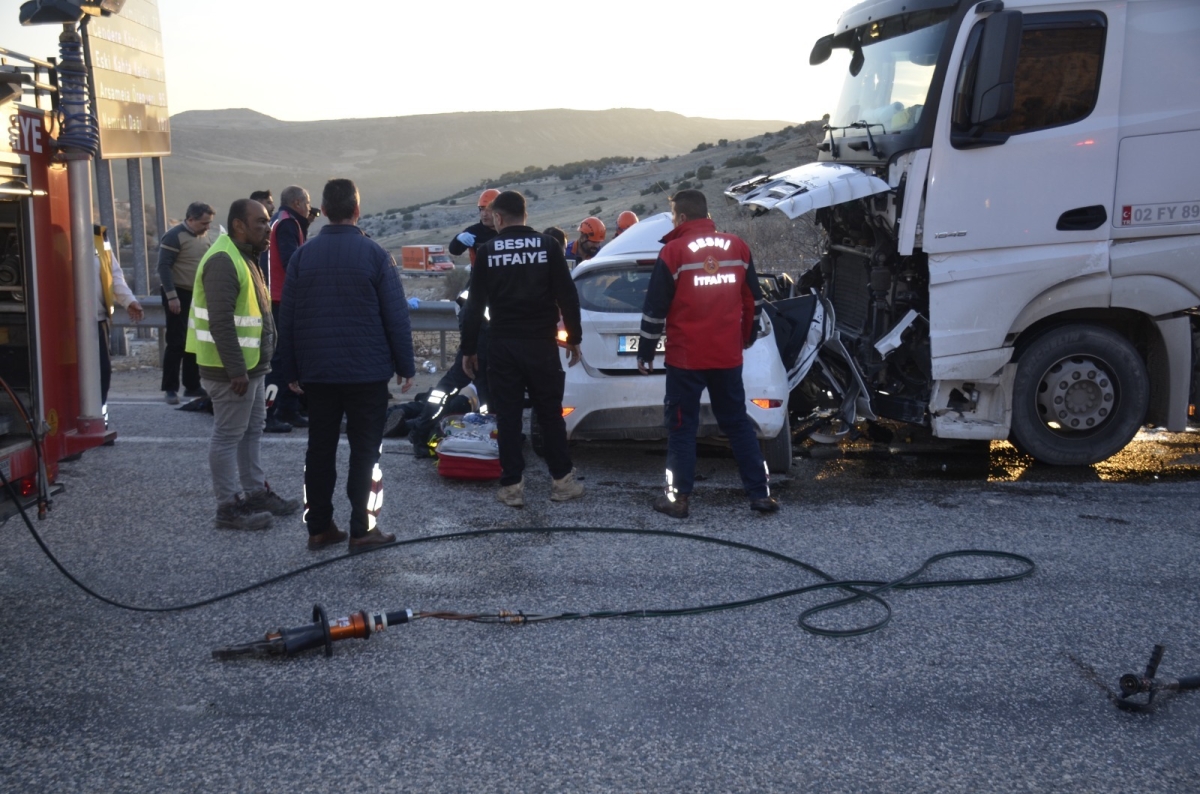 Adıyaman Besni’de yakıt tankeri ile otomobil çarpıştı: 3 ölü, 4 yaralı