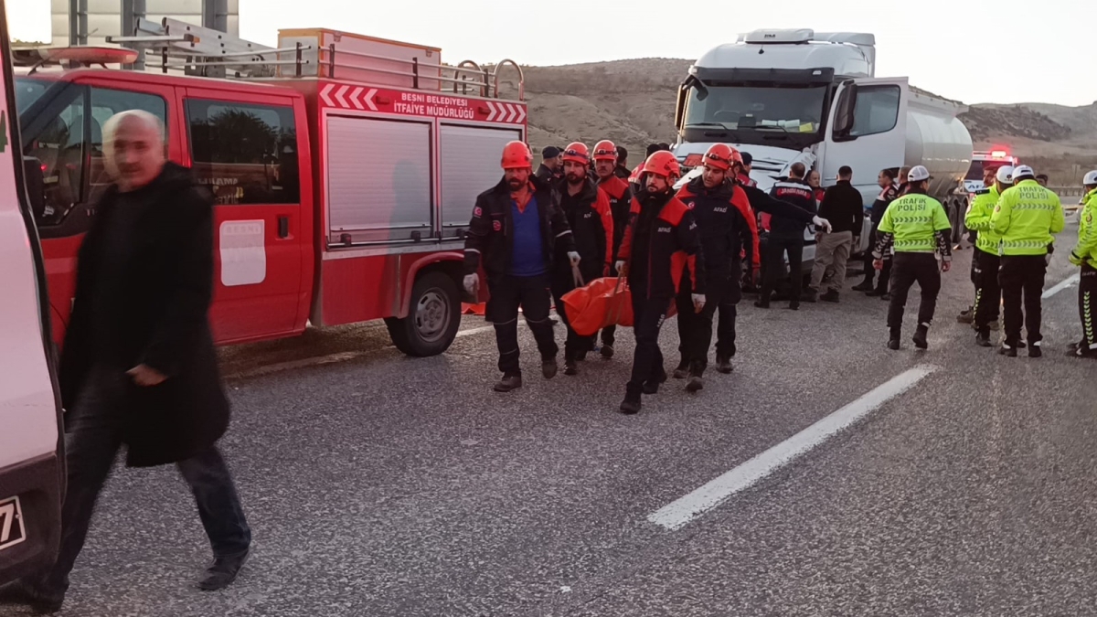 Adıyaman Besni’de yakıt tankeri ile otomobil çarpıştı: 3 ölü, 4 yaralı