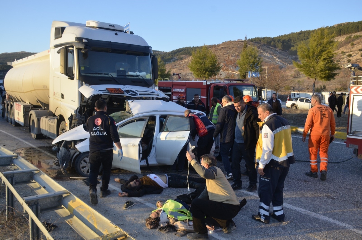 Adıyaman Besni’de yakıt tankeri ile otomobil çarpıştı: 3 ölü, 4 yaralı