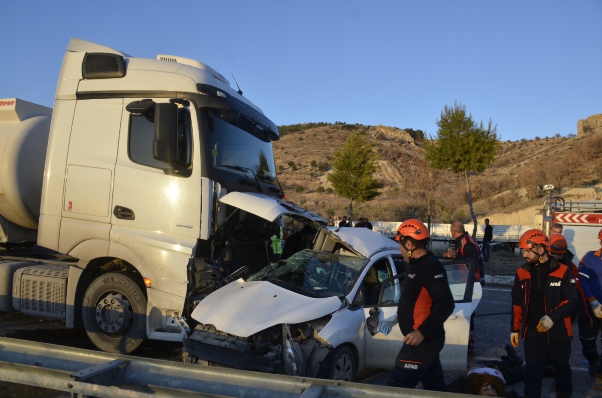 Adıyaman Besni’de yakıt tankeri ile otomobil çarpıştı: 3 ölü, 4 yaralı