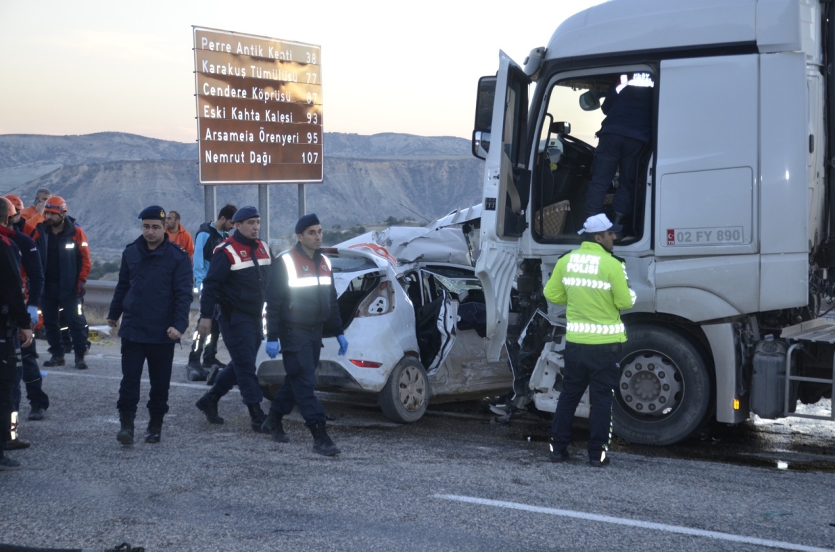 Adıyaman Besni’de yakıt tankeri ile otomobil çarpıştı: 3 ölü, 4 yaralı