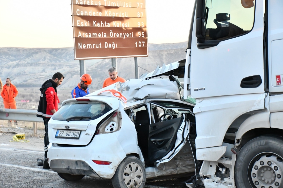 Adıyaman Besni’de yakıt tankeri ile otomobil çarpıştı: 3 ölü, 4 yaralı