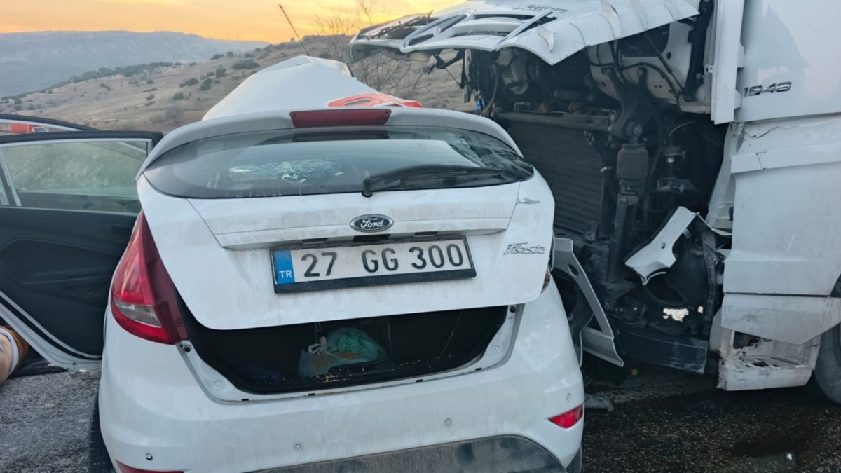 Adıyaman Besni’de yakıt tankeri ile otomobil çarpıştı: 3 ölü, 4 yaralı
