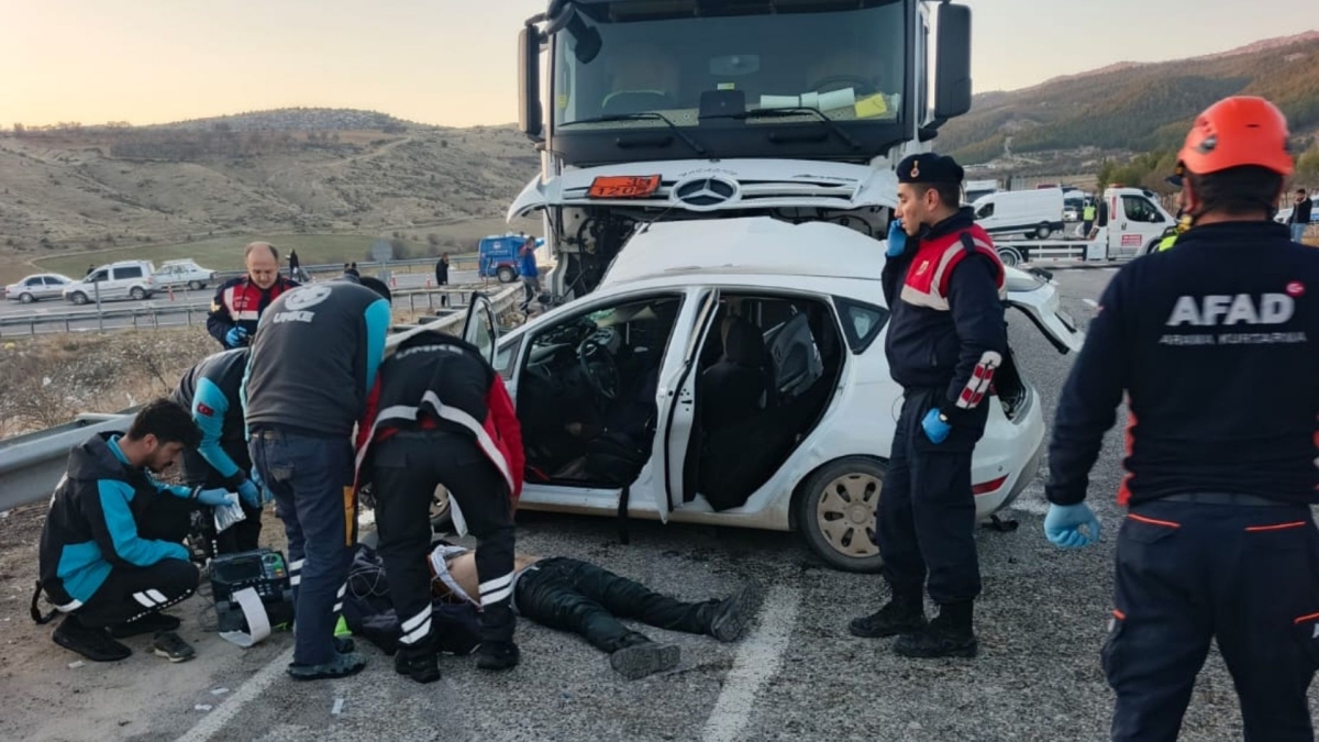 Adıyaman Besni’de yakıt tankeri ile otomobil çarpıştı: 3 ölü, 4 yaralı