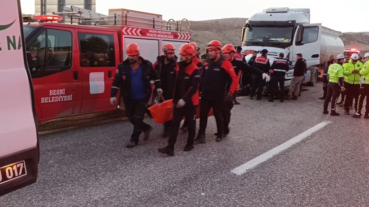 Adıyaman Besni’de yakıt tankeri ile otomobil çarpıştı: 3 ölü, 4 yaralı