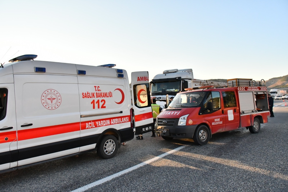 Adıyaman Besni’de yakıt tankeri ile otomobil çarpıştı: 3 ölü, 4 yaralı