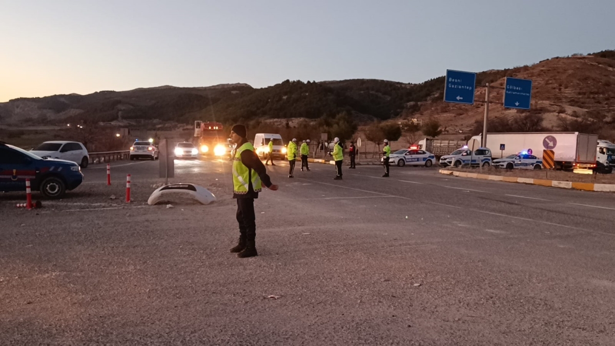 Adıyaman Besni’de yakıt tankeri ile otomobil çarpıştı: 3 ölü, 4 yaralı