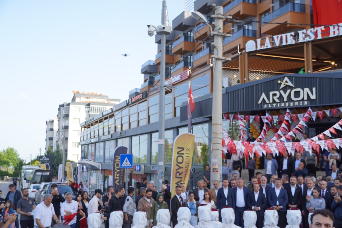 Tutdere Aryon AVM açılışında konuştu: 'Adıyaman’ın ayağa kalkması için yatırıma, işe, aş’a ihtiyaç var'