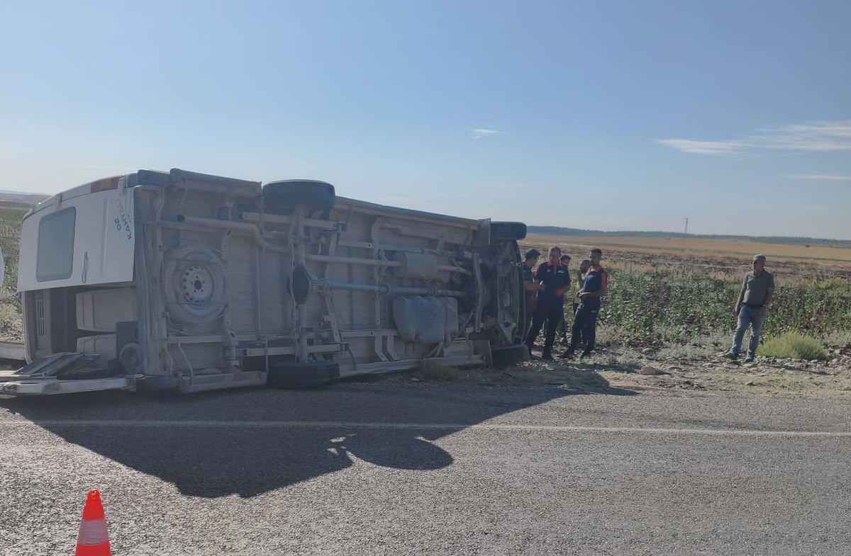 Adıyaman’da tarım işçilerini taşıyan minibüs devrildi; 12 yaralı