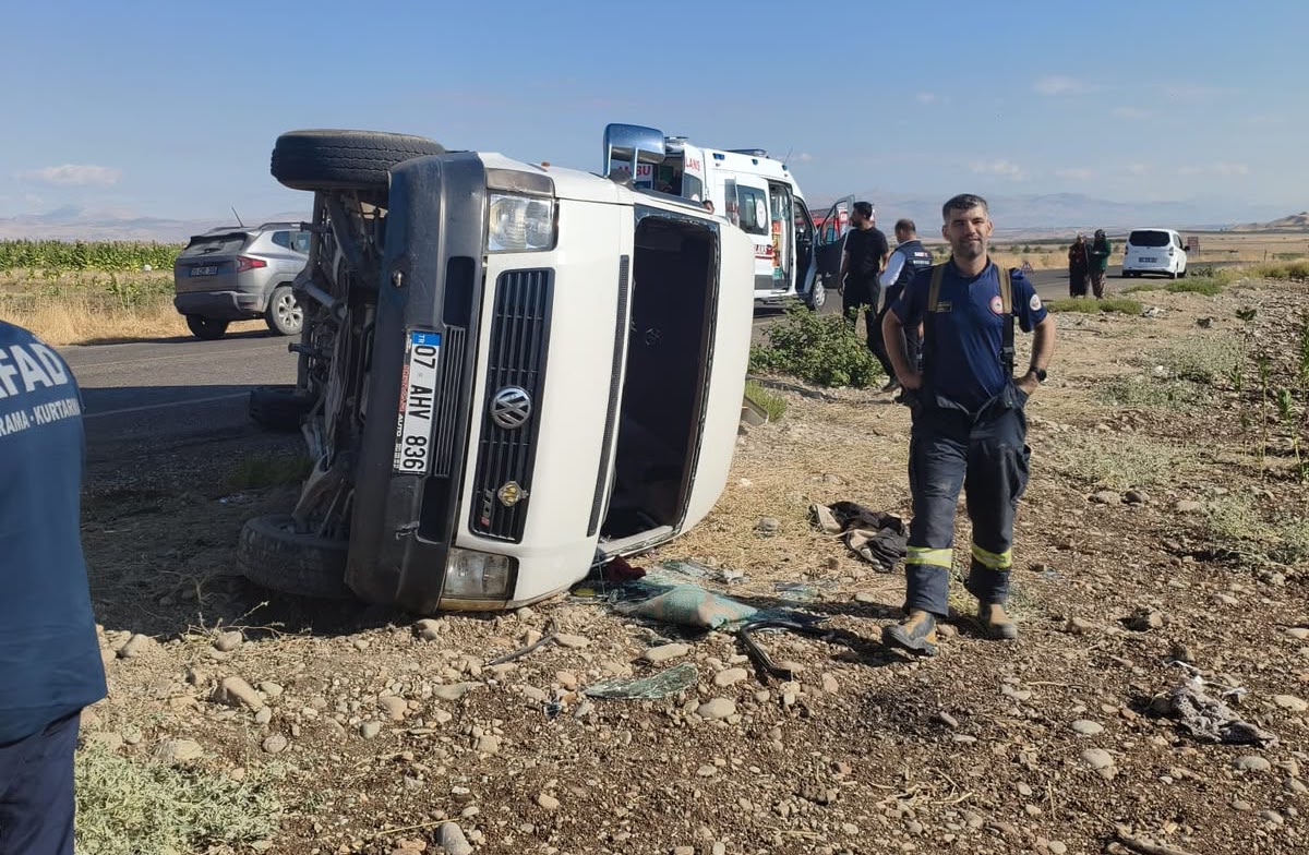 Adıyaman’da tarım işçilerini taşıyan minibüs devrildi; 12 yaralı