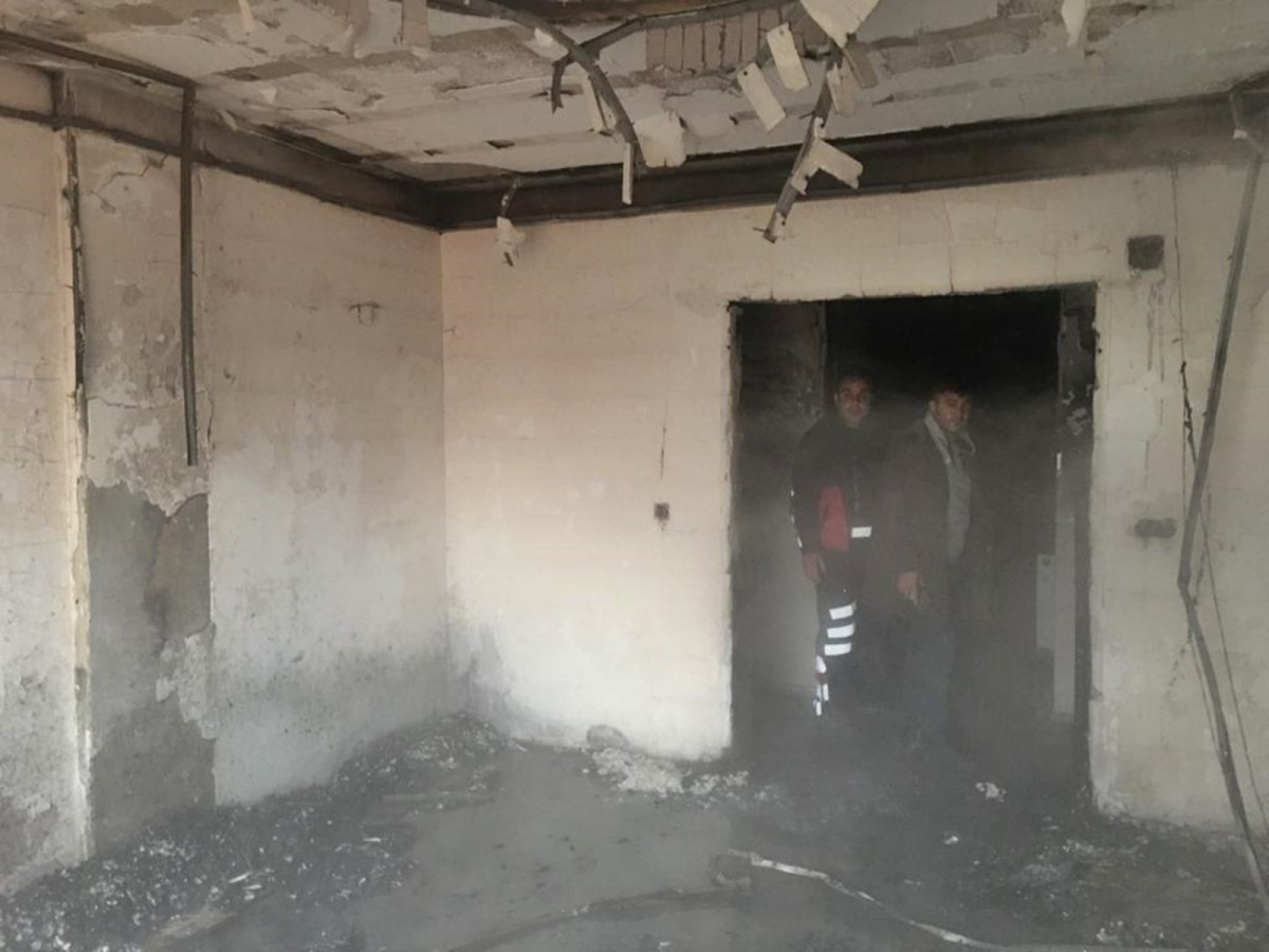 Evdeki yangın panik yarattı  - Videolu Haber