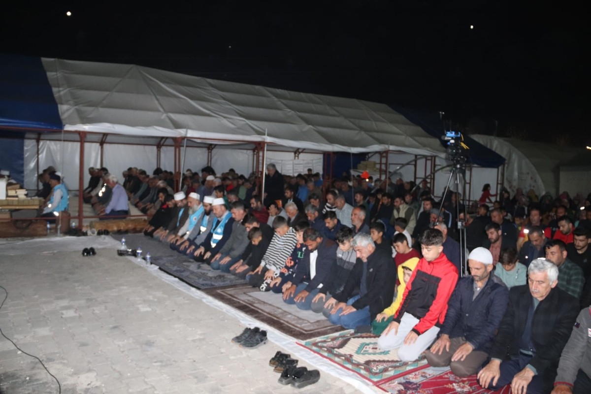 Kadir Gecesi'nde binlerce kişi aynı anda ellerini semaya kaldırdı