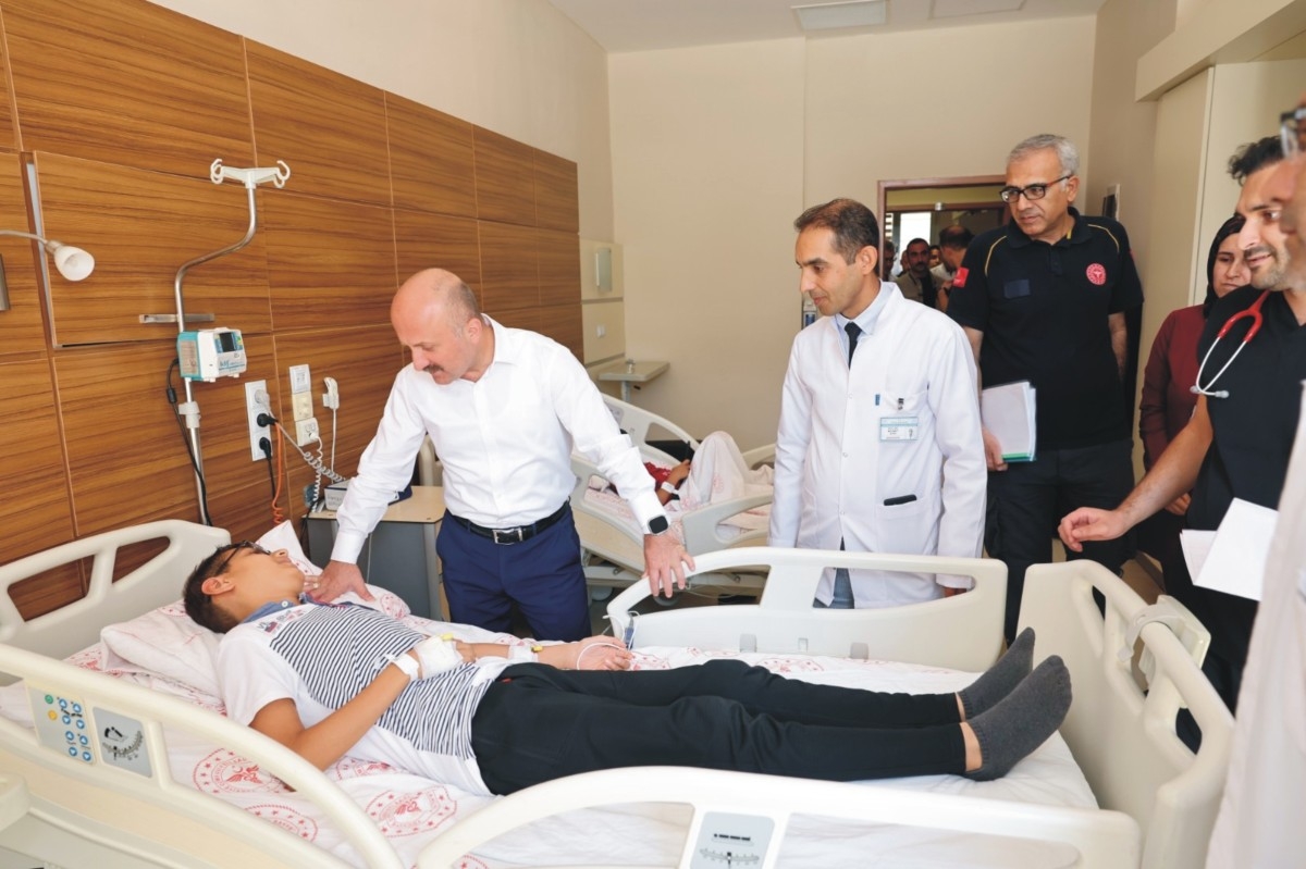 Vali Varol, hastanede yatan hastaları ziyaret etti