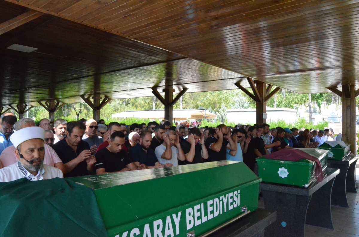 Adıyaman’da kazada ölen anne, kızı ve torunu, Aksaray’da toprağı verildi
