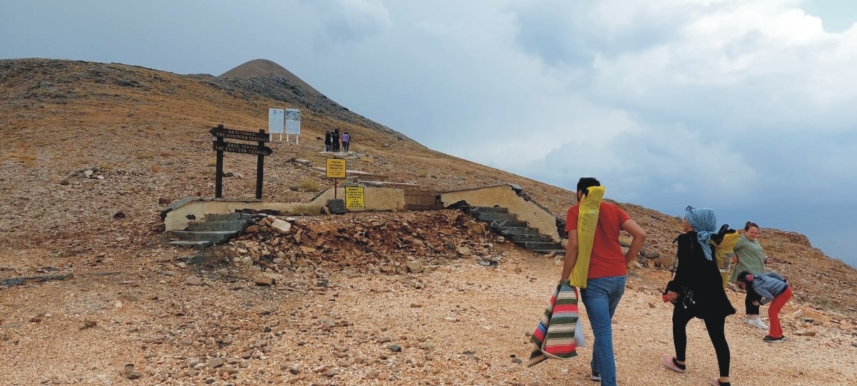 Nemrut Dağı'nda ziyaretçilere yağmur sürprizi