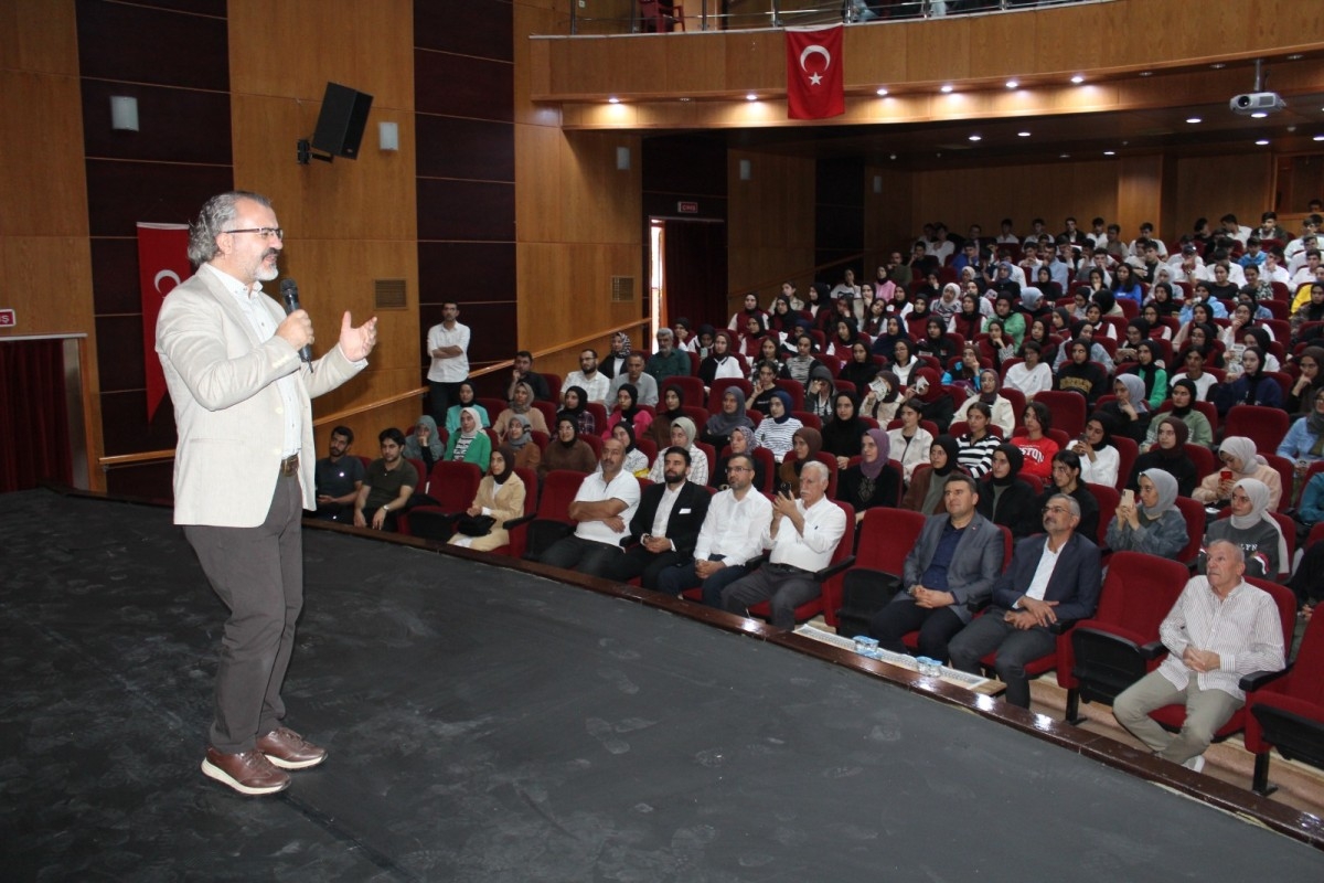 Öğrencilere kişisel gelişim semineri verildi