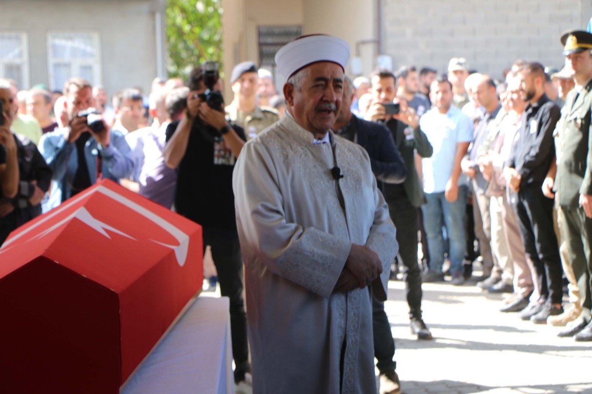 Şehit Parlak, son yolculuğuna Kürtçe ağıtlarla uğurlandı  - Videolu Haber