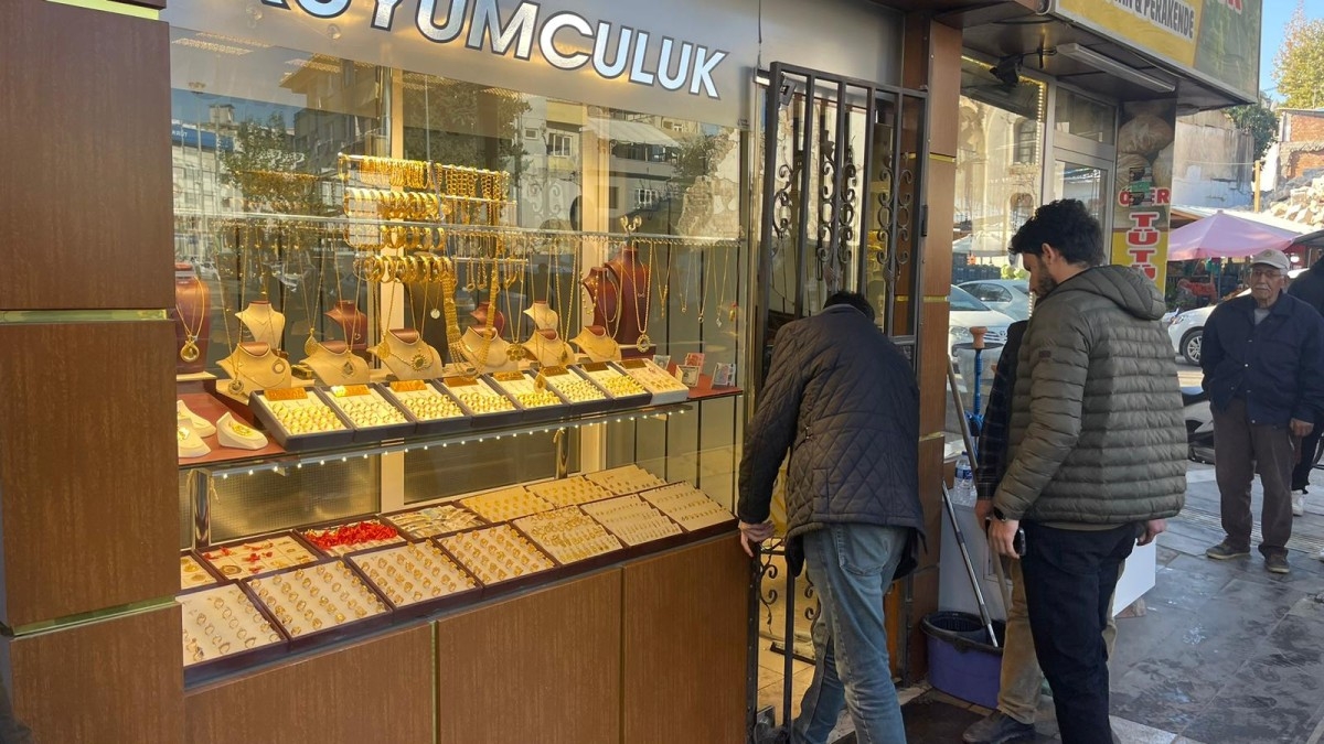 Adıyaman'da bir kuyumcuya giren şahıs, kuyumcunun oğlunu yaraladı  - Videolu Haber