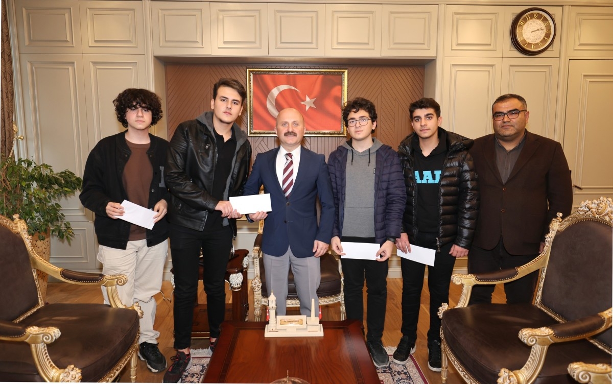 Yarışmada birinci olan öğrenci ve öğretmenleri Vali Varol'u ziyaret etti