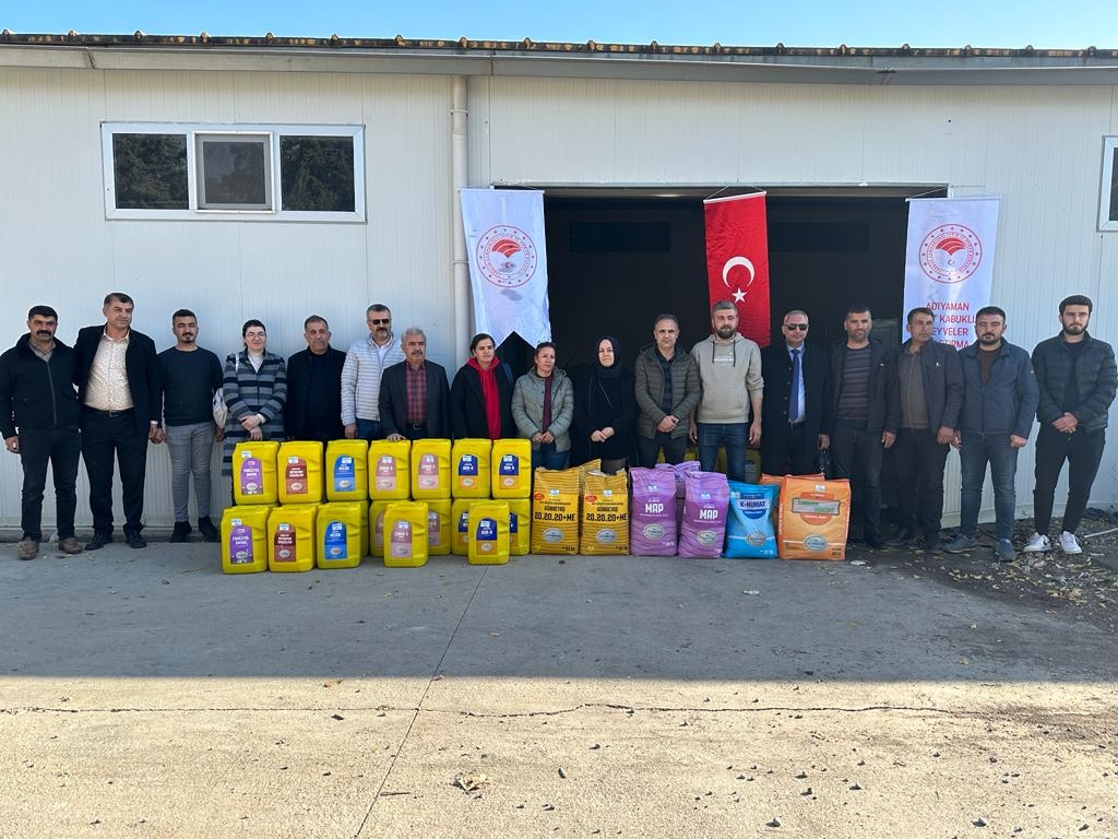 Badem bahçeleri için gübre dağıtımı yapıldı