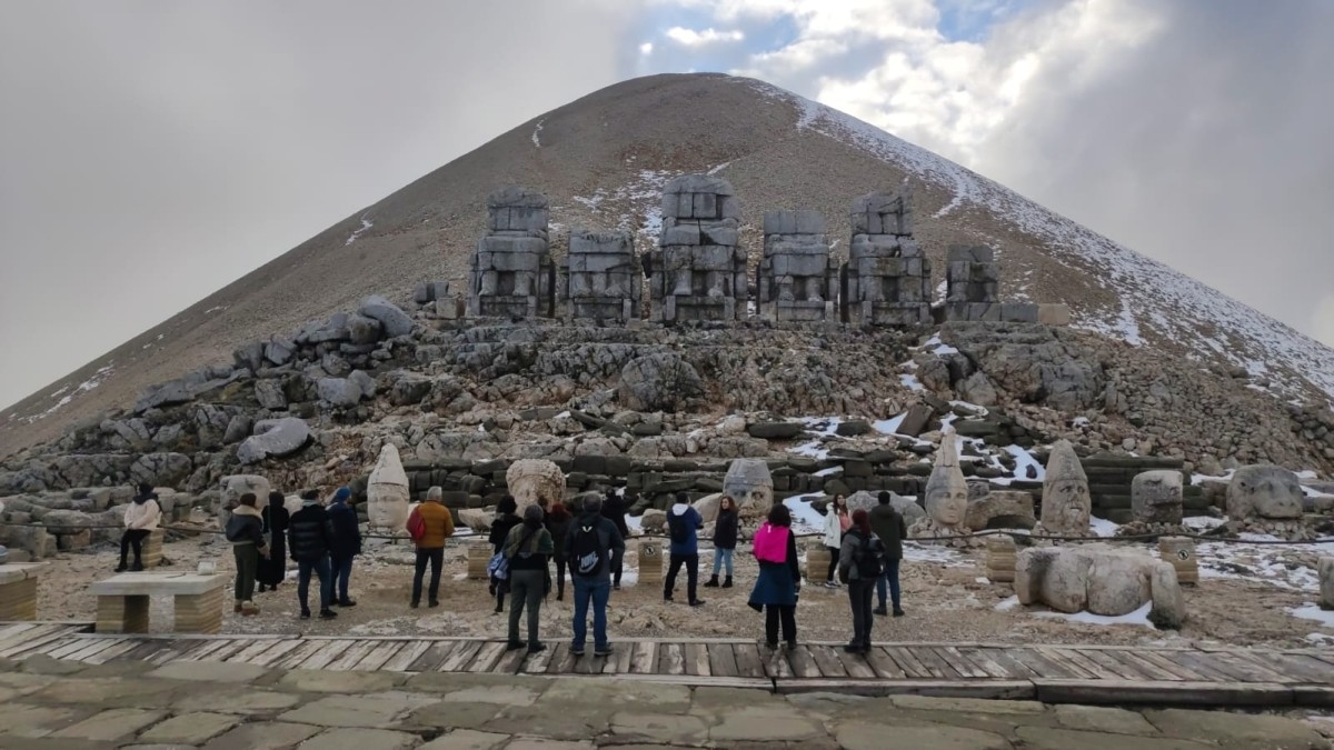 Turistler soğuk havaya aldırış etmeden Nemrut Dağı'na tırmandı
