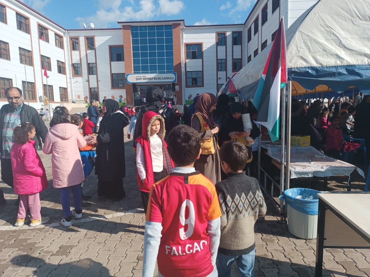 Öğrenci ve velilerden Filistin’e destek kermesi