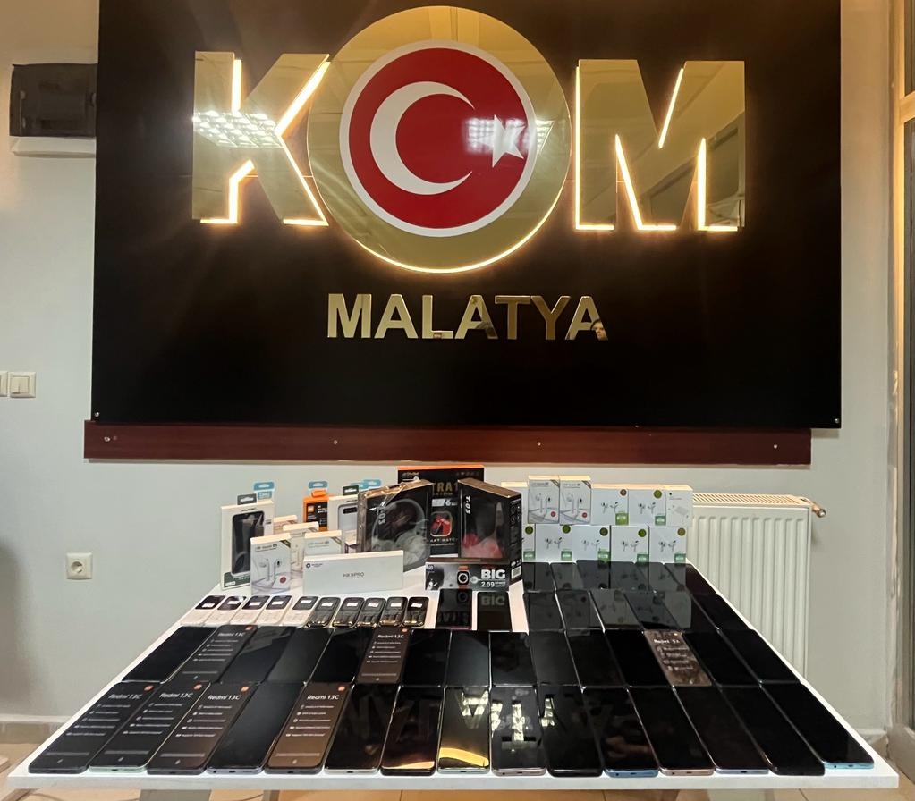 Gümrük kaçağı telefon ve aksesuarlarına 2 gözaltı