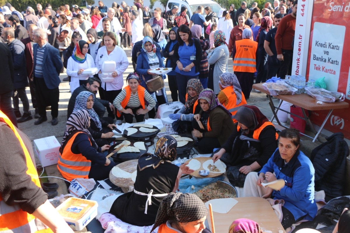 Sağlıkçılardan Gazze için kermes: 'Hangi servis daha fazla yardım toplayacak?' yarışı yapıldı  - Videolu Haber