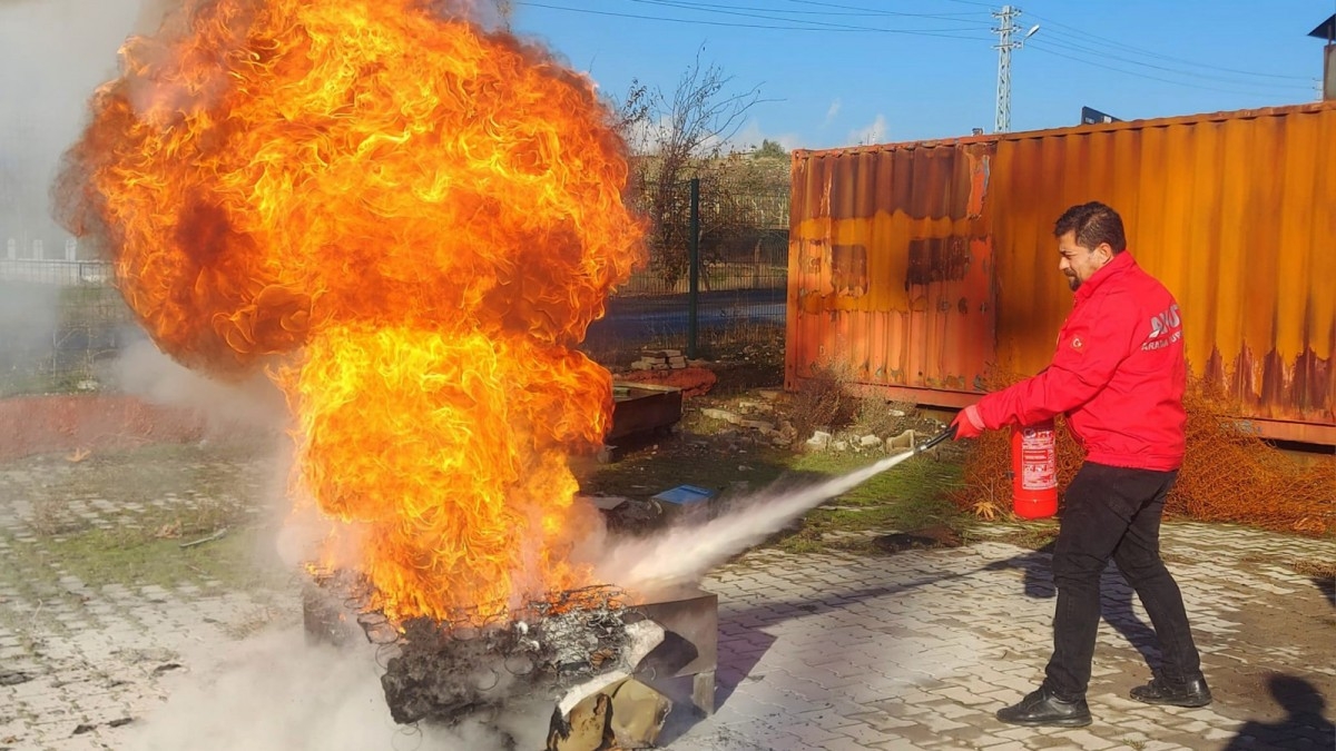 İtfaiye erleri, tatbikatlarla binlerce kişiye ulaştı