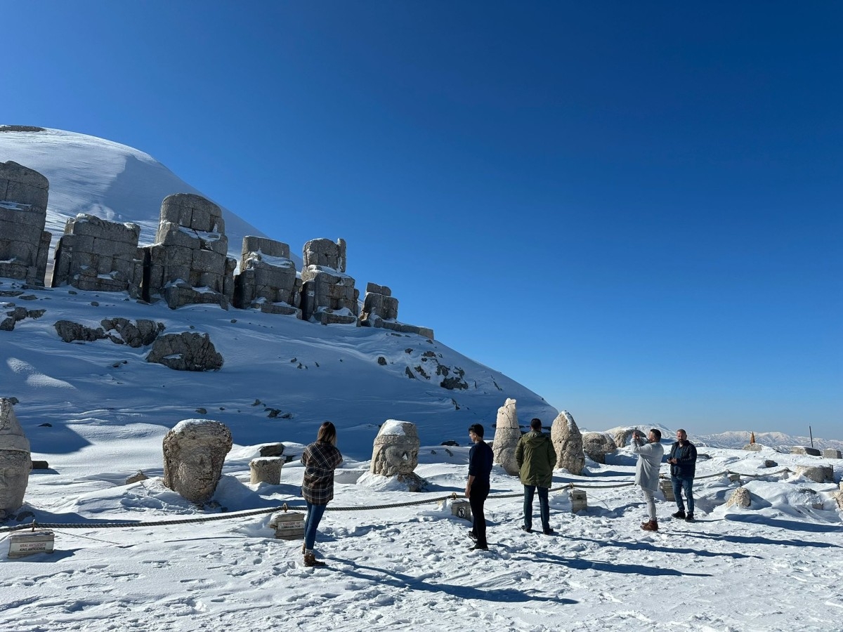 Beyaza bürünen Nemrut Dağı'na turist akını