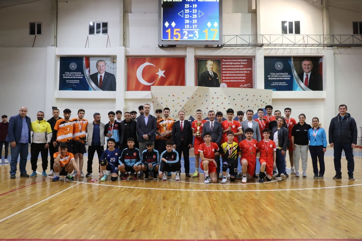 Voleybolda şampiyon takımlar kupayı aldı