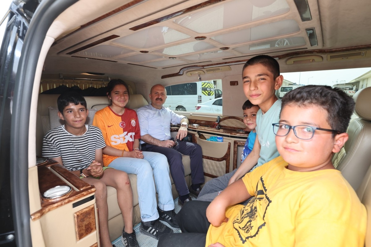 Vali Varol, makam aracına aldığı çocuklarla çalışmaları inceledi