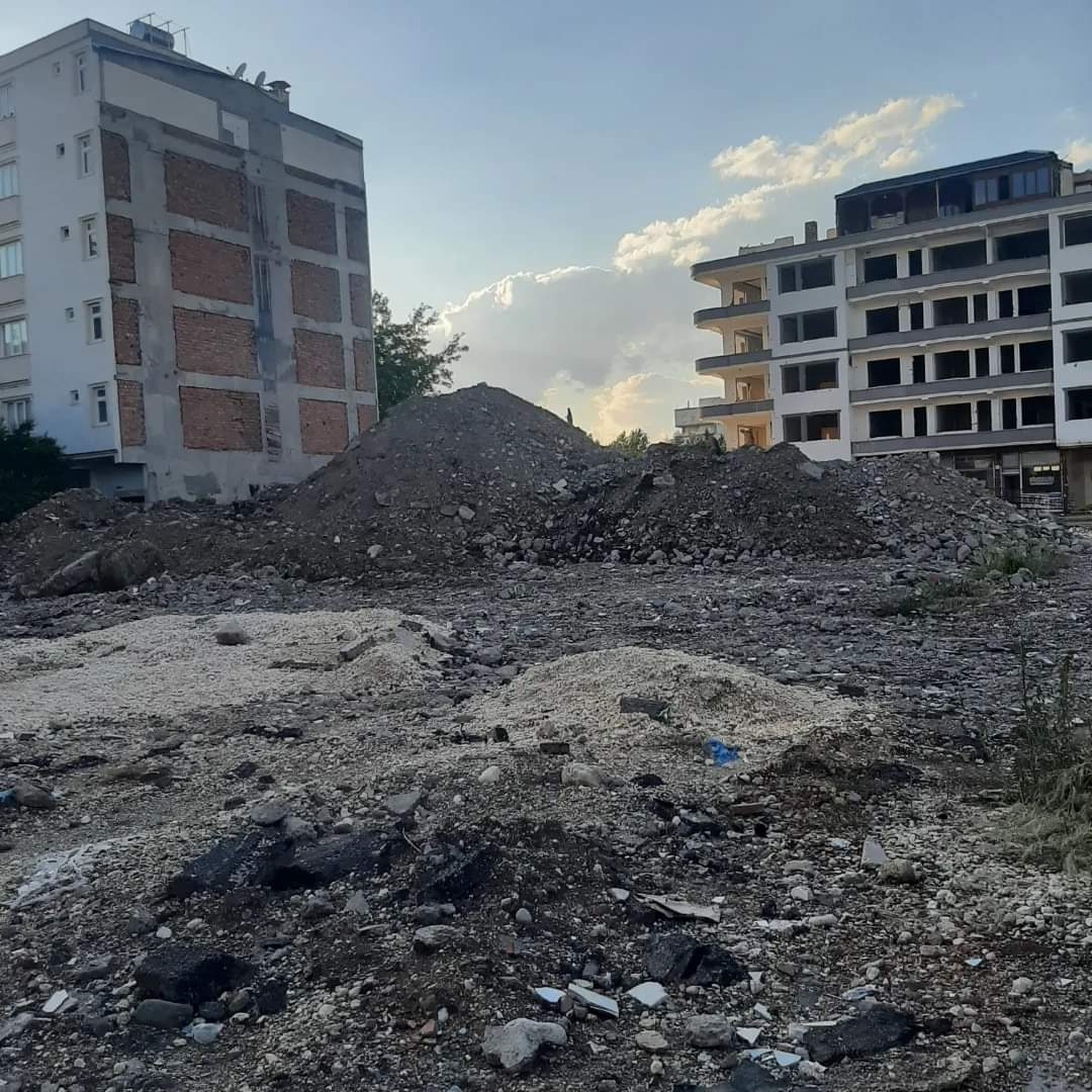 Muhtar İlik: Altında binlerce canın hayali olan moloz yığınları dağ oldu