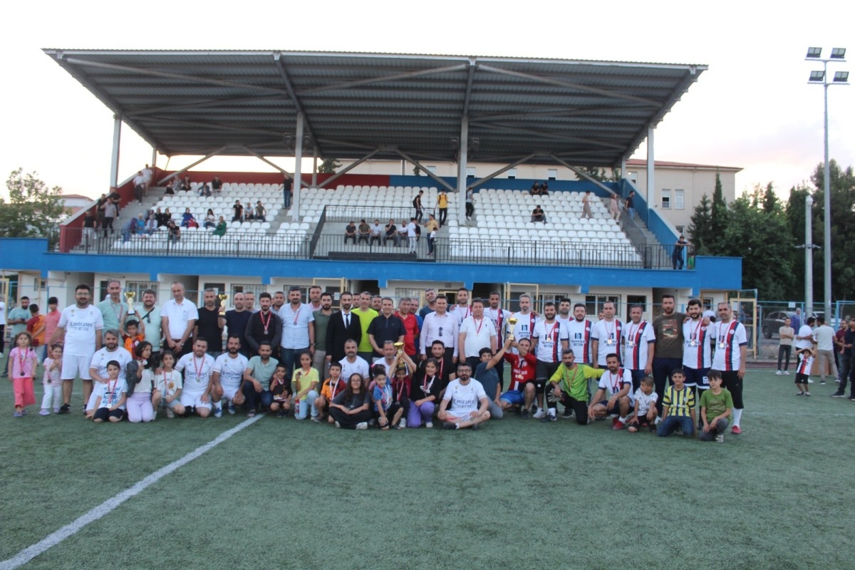 Şehit Musa Özalkan Ortaokulu futbol turnuvasında şampiyon