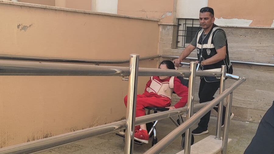Engelli öğrenci polis yardımıyla sınava yetişti