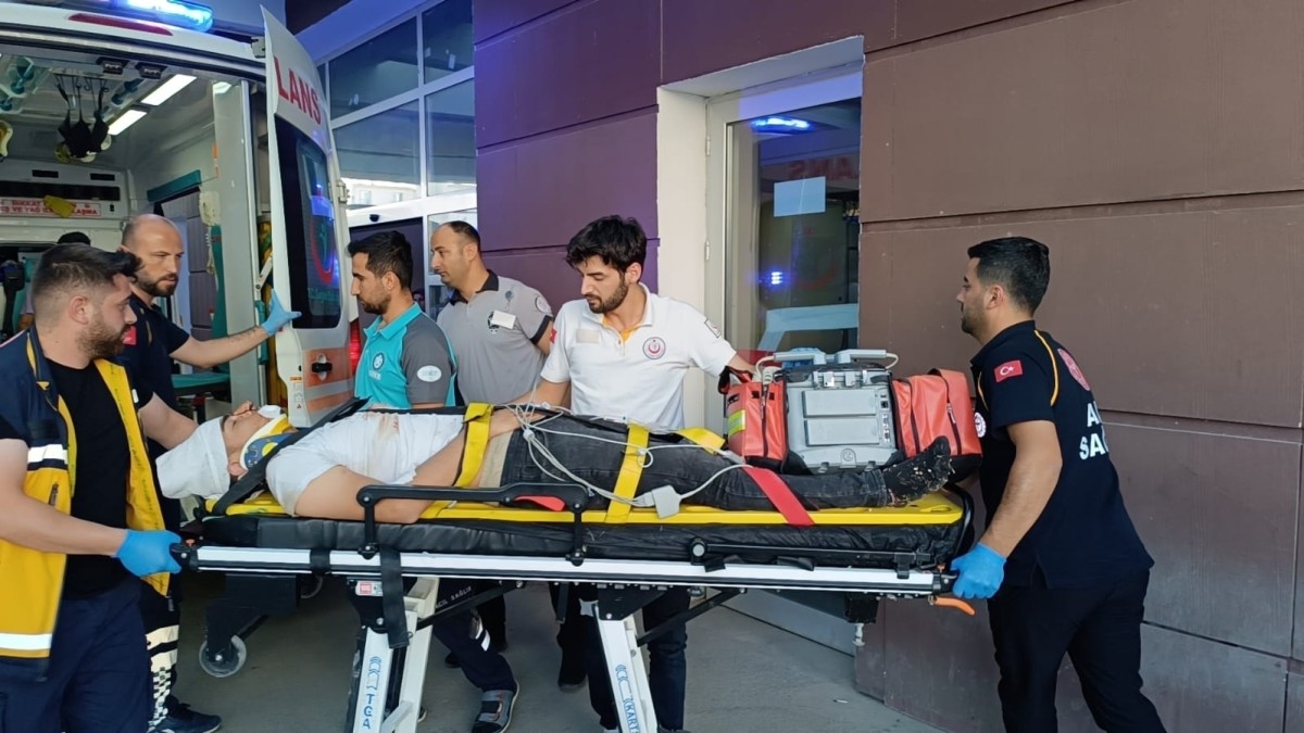 Direksiyon hâkimiyetini kaybeden sürücü tarlaya uçtu: 5 yaralı  - Videolu Haber