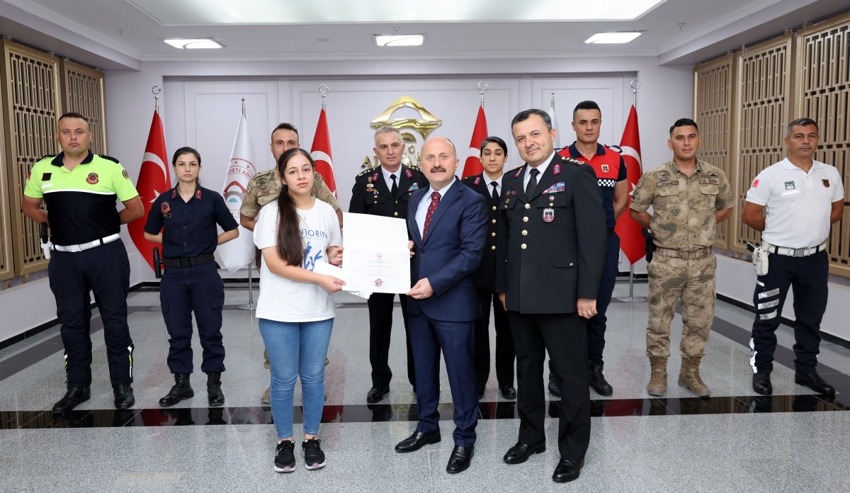 Vali Osman Varol'dan şiir yarışmasında dereceye giren öğrencilere ödül