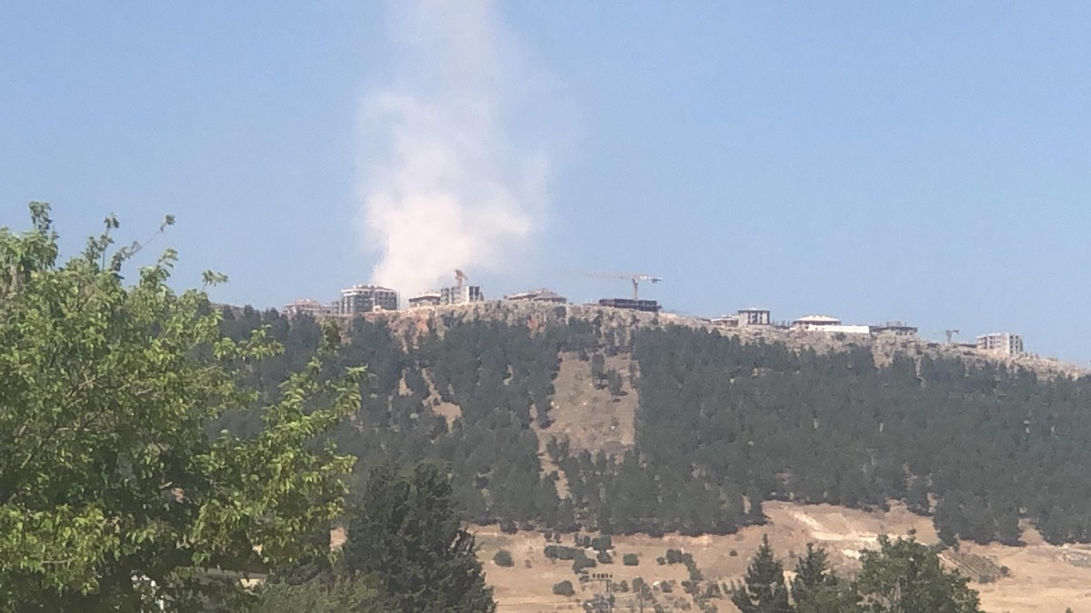 Adıyaman Karadağ'da toz hortumu inşaat alanında zor anlar yaşattı  - Videolu Haber