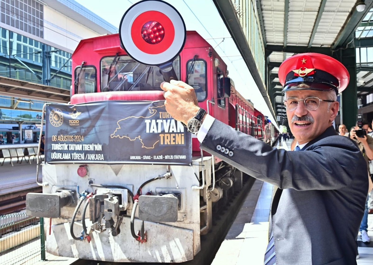 Turistik Tatvan treni yola çıktı